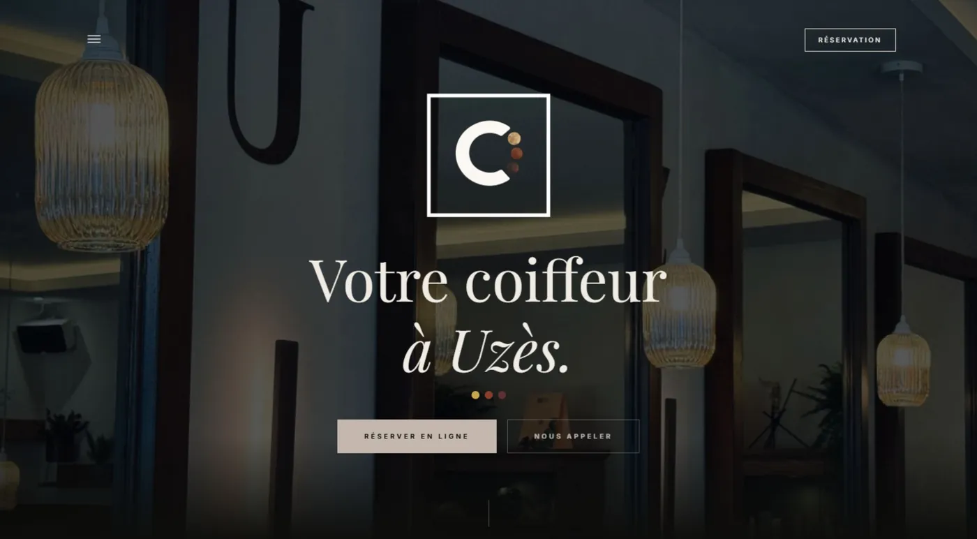 Le site du salon de coiffure Le Carmen, à Uzès, affiché sur un ordinateur portable